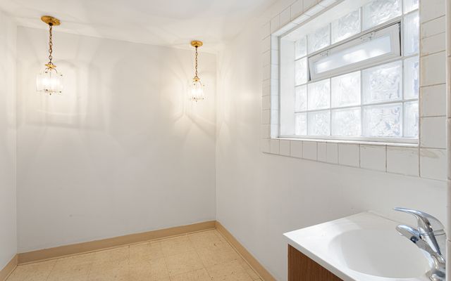 3006 S Poplar Avenue, Chicago, IL 60608