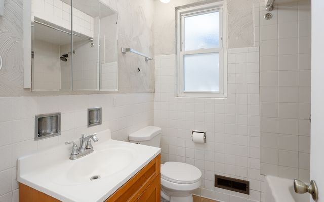 3006 S Poplar Avenue, Chicago, IL 60608