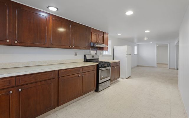 3006 S Poplar Avenue, Chicago, IL 60608