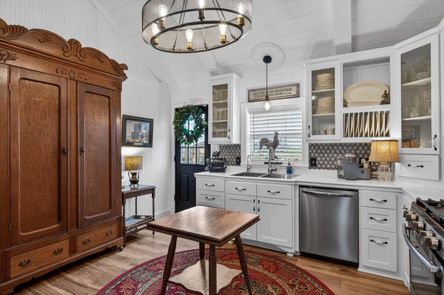 2074 W Fm 922, Valley View, TX 76272