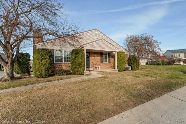 15895 Cambridge Drive, Clinton Charter Township, MI 48038