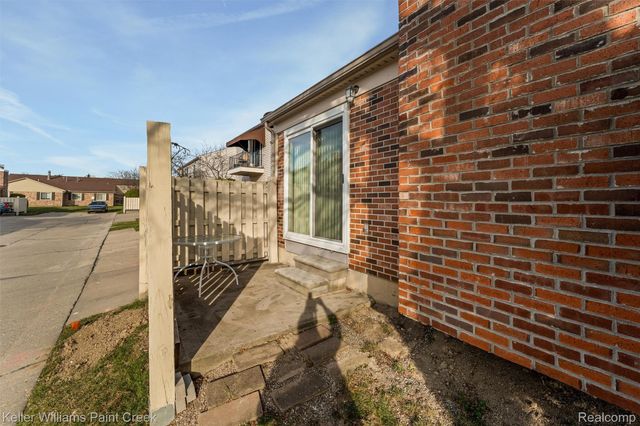 15895 Cambridge Drive, Clinton Charter Township, MI 48038