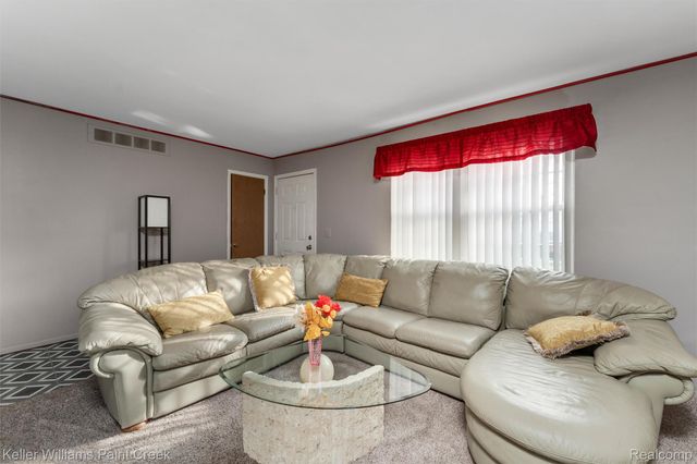 15895 Cambridge Drive, Clinton Charter Township, MI 48038