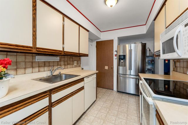 15895 Cambridge Drive, Clinton Charter Township, MI 48038