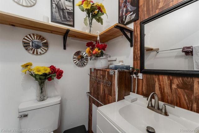 15895 Cambridge Drive, Clinton Charter Township, MI 48038