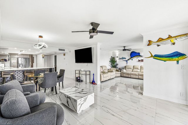 18 Royal Palm Way Way 109, Boca Raton, FL 33432