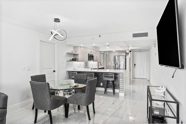 18 Royal Palm Way Way 109, Boca Raton, FL 33432