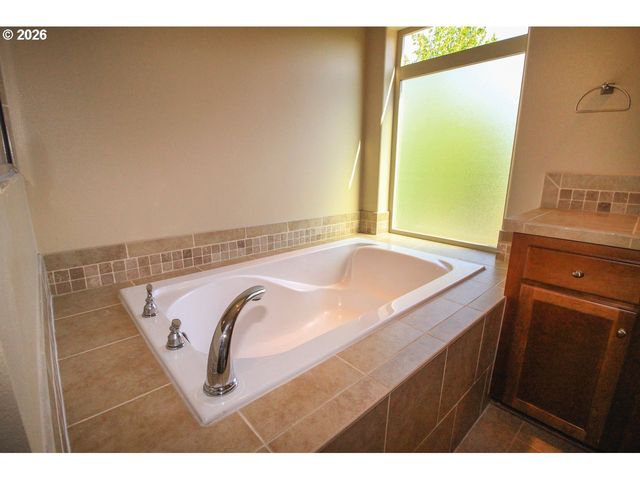 6398 Se GETTMAN Ter, Hillsboro, OR 97123