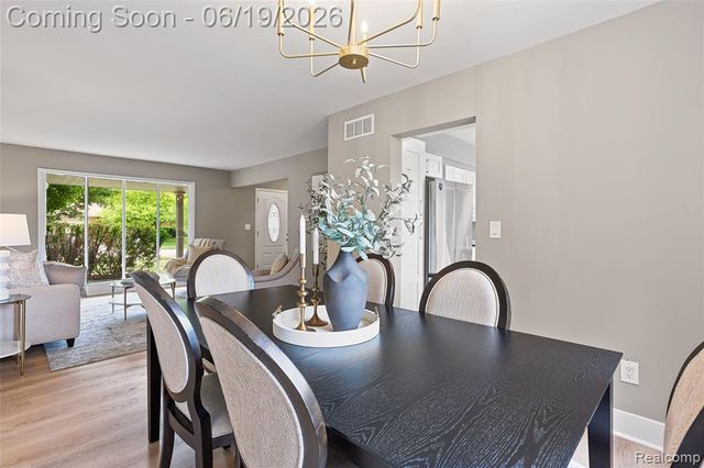 1740 Lakewood Drive, Troy, MI 48083