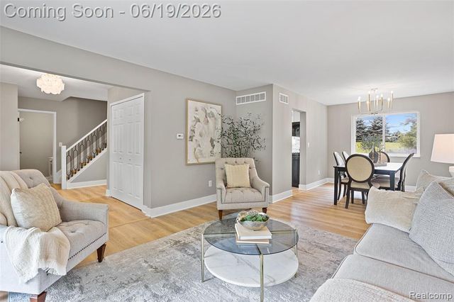 1740 Lakewood Drive, Troy, MI 48083
