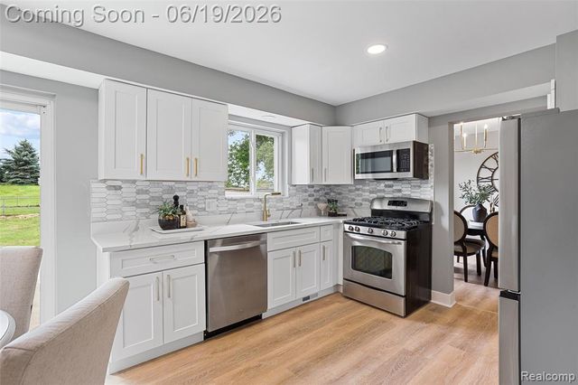 1740 Lakewood Drive, Troy, MI 48083