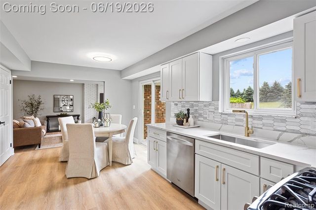 1740 Lakewood Drive, Troy, MI 48083