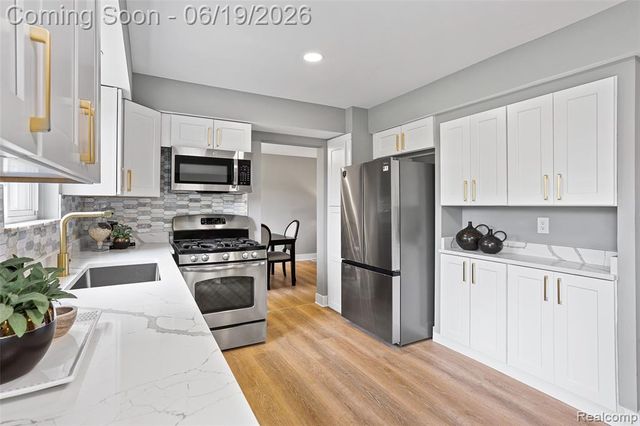 1740 Lakewood Drive, Troy, MI 48083