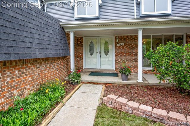 1740 Lakewood Drive, Troy, MI 48083