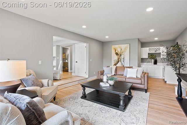 1740 Lakewood Drive, Troy, MI 48083