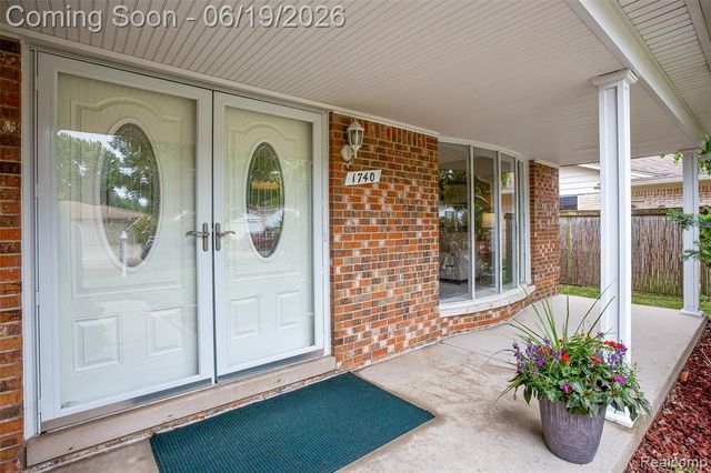 1740 Lakewood Drive, Troy, MI 48083