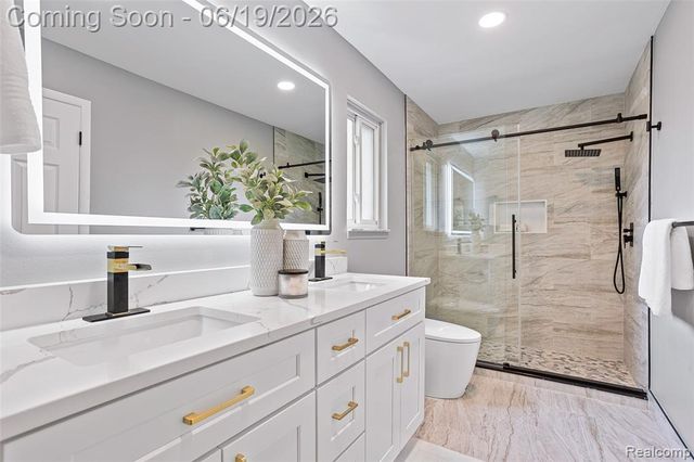 1740 Lakewood Drive, Troy, MI 48083
