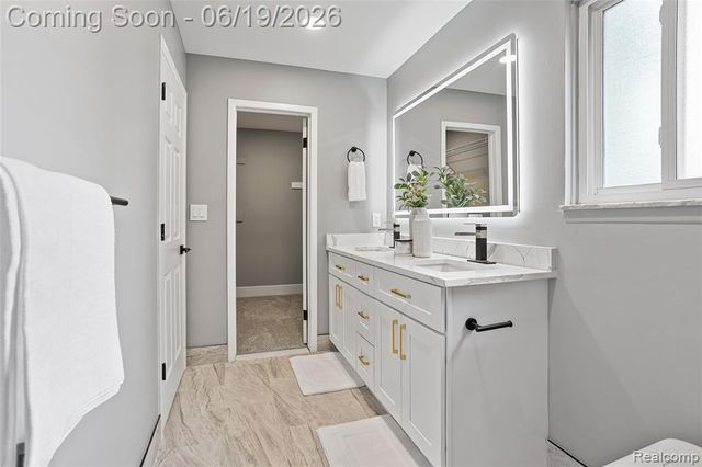 1740 Lakewood Drive, Troy, MI 48083