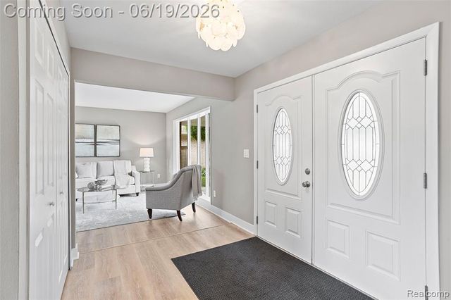 1740 Lakewood Drive, Troy, MI 48083