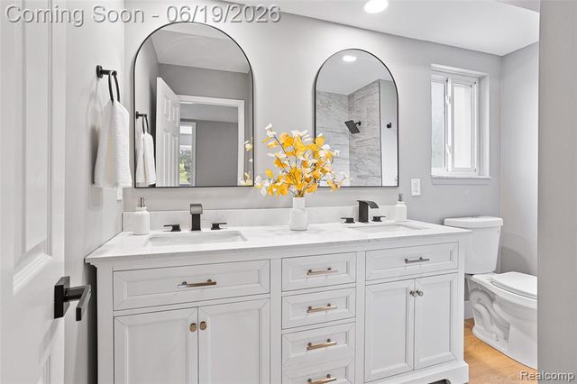 1740 Lakewood Drive, Troy, MI 48083