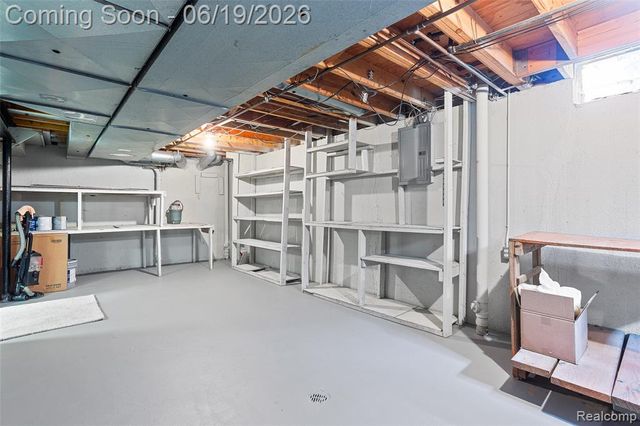 1740 Lakewood Drive, Troy, MI 48083
