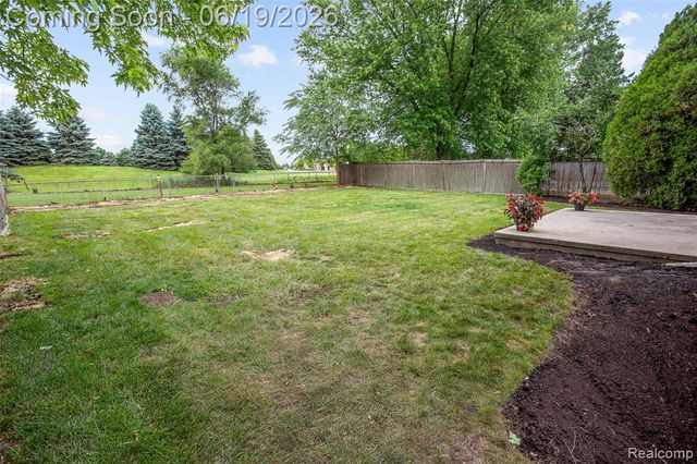 1740 Lakewood Drive, Troy, MI 48083