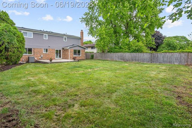 1740 Lakewood Drive, Troy, MI 48083