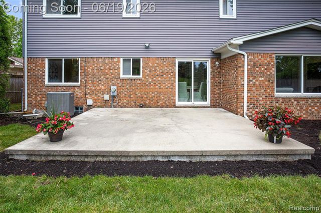 1740 Lakewood Drive, Troy, MI 48083