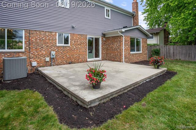 1740 Lakewood Drive, Troy, MI 48083
