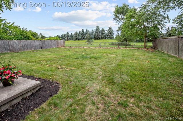 1740 Lakewood Drive, Troy, MI 48083