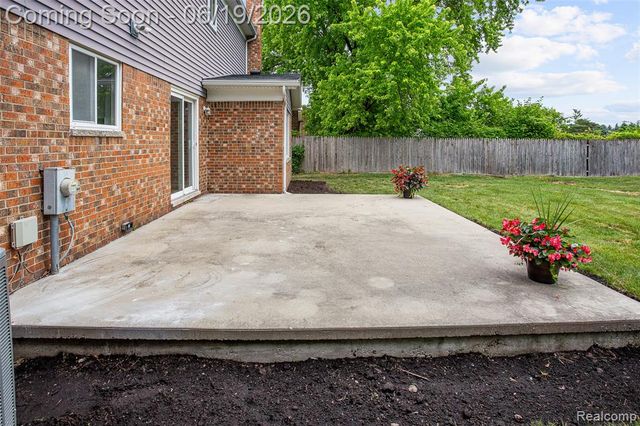 1740 Lakewood Drive, Troy, MI 48083