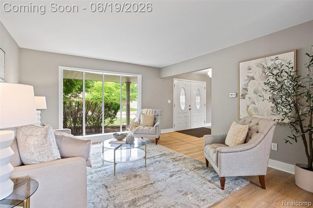 1740 Lakewood Drive, Troy, MI 48083