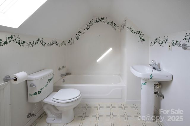 400 Three Dog Mountain Road, Bakersville, NC 28705