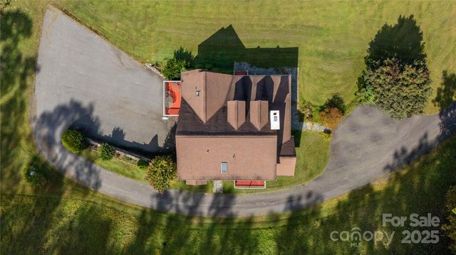 400 Three Dog Mountain Road, Bakersville, NC 28705