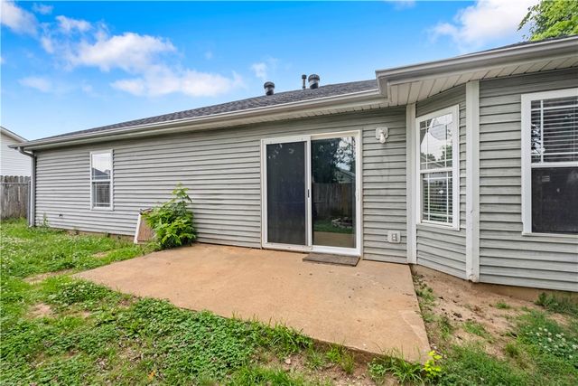 609 Birmingham St SW, Gravette, AR 72736