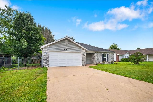 609 Birmingham St SW, Gravette, AR 72736
