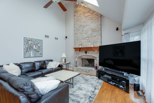 2423 Bainbridge Boulevard, West Chicago, IL 60185