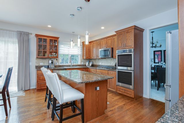 2423 Bainbridge Boulevard, West Chicago, IL 60185