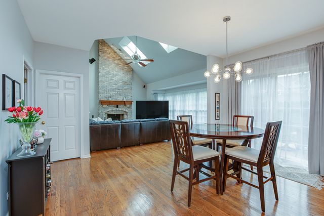 2423 Bainbridge Boulevard, West Chicago, IL 60185