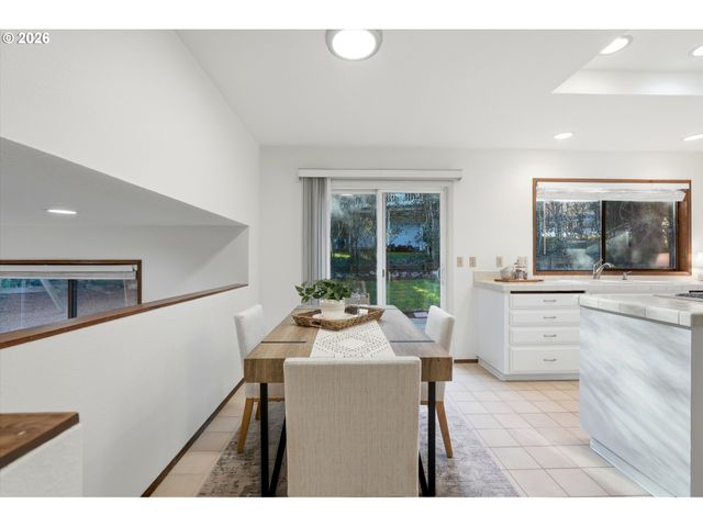 2901 CARRIAGE Way, West Linn, OR 97068