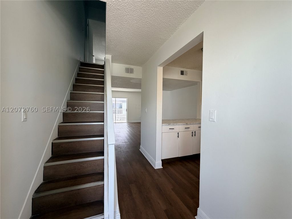 2710 W 76th St 206, Hialeah, FL 33016