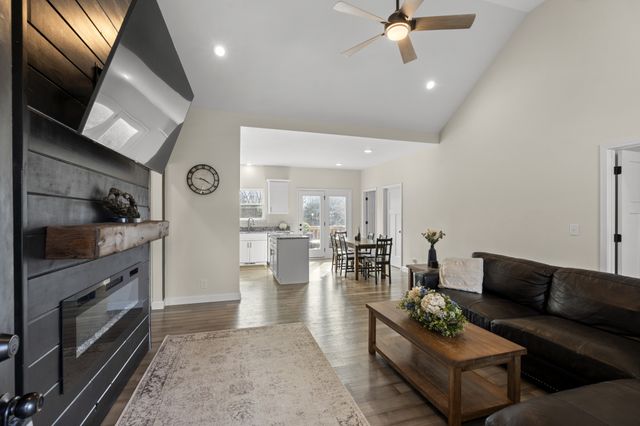 1007 Edgewood Dr, Dickson, TN 37055