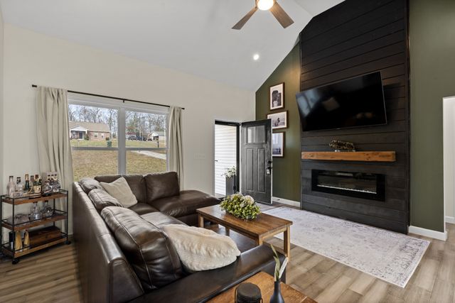 1007 Edgewood Dr, Dickson, TN 37055