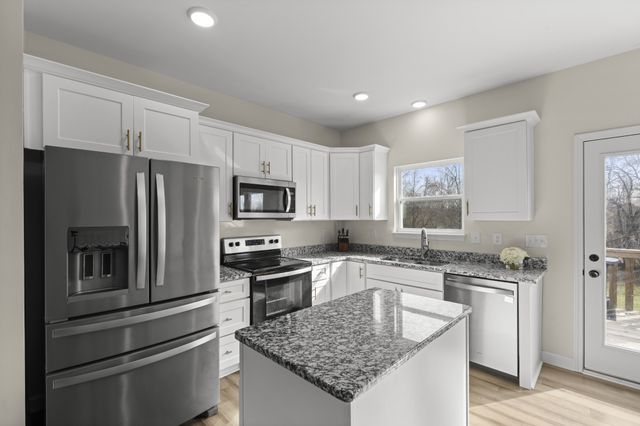 1007 Edgewood Dr, Dickson, TN 37055