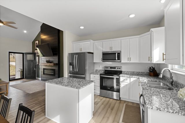 1007 Edgewood Dr, Dickson, TN 37055