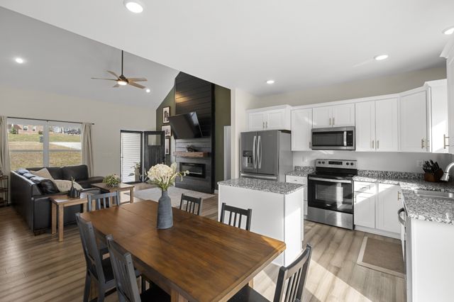 1007 Edgewood Dr, Dickson, TN 37055