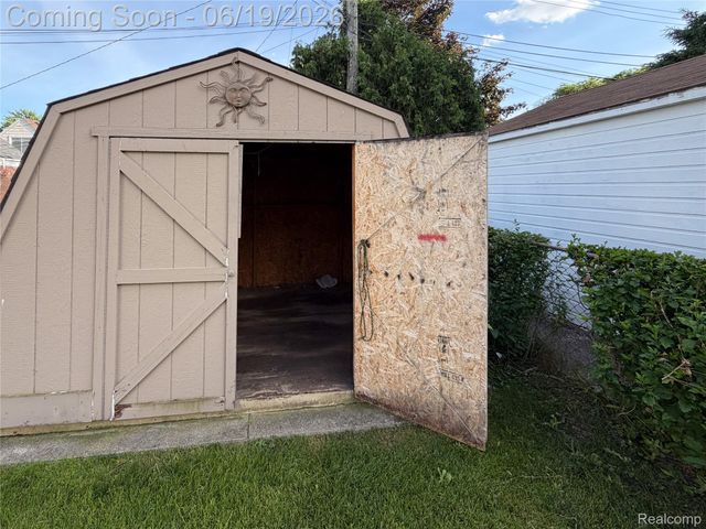 26017 Ronald Street, Roseville, MI 48066
