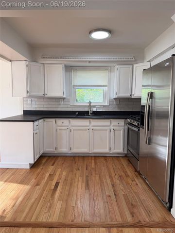 26017 Ronald Street, Roseville, MI 48066