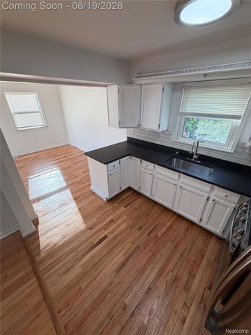 26017 Ronald Street, Roseville, MI 48066