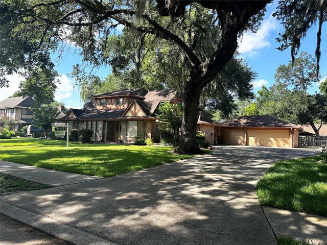 118 Arrowwood Street, Lake Jackson, TX 77566